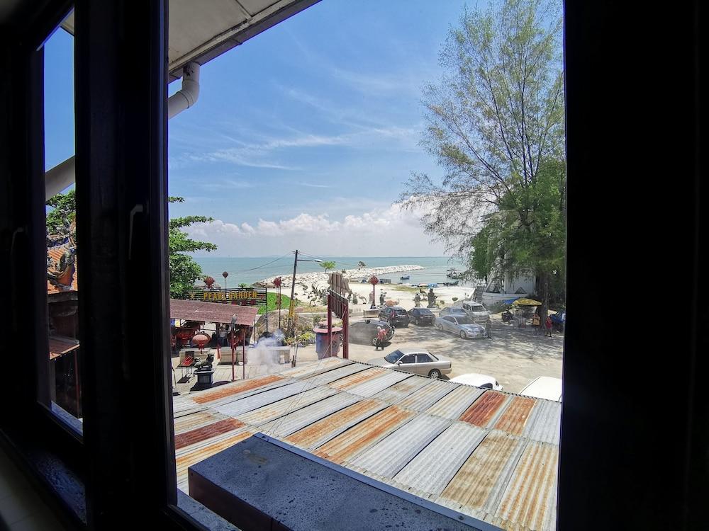 Отель 8 Boutique By The Sea Tanjung Tokong Экстерьер фото